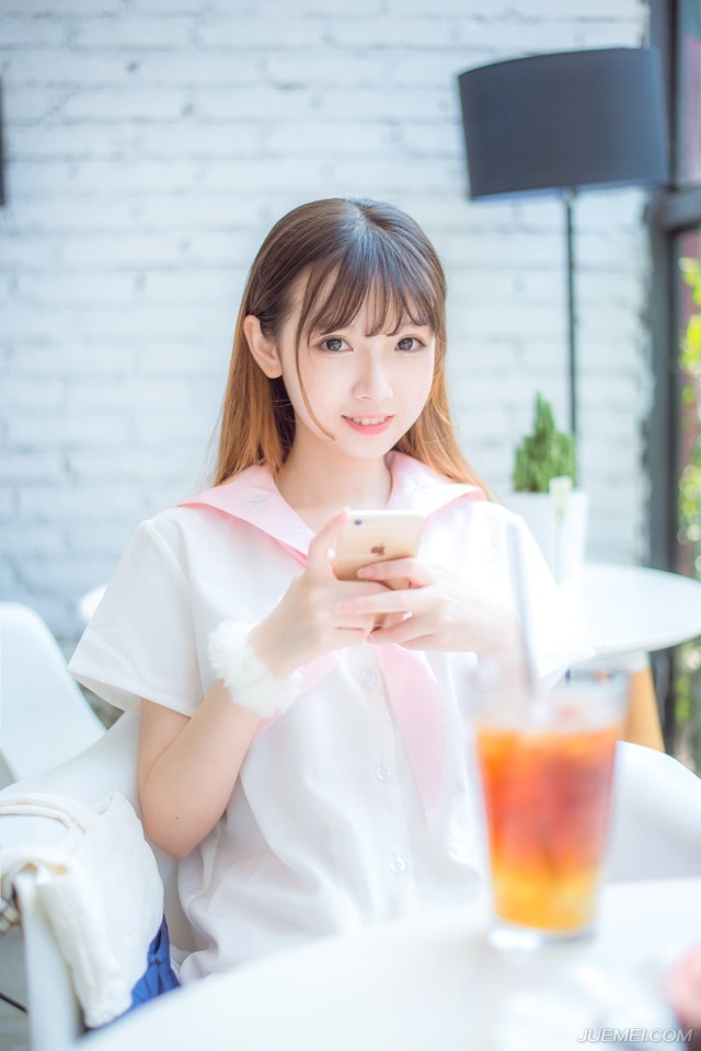 “嗯，家父最近身体不适，妾身明日想回娘家一趟。”美妇有些为难的看向刘璝，毕竟自己夫君久在军中，难得回来，自己却不能够陪伴左右，心中有些愧疚。